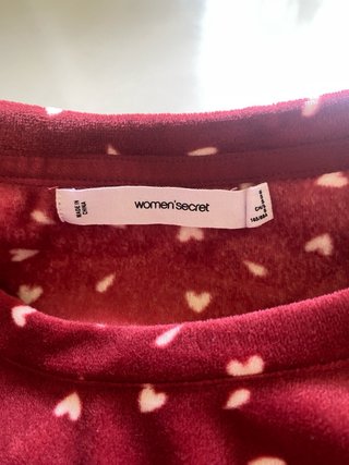Pijama rojo con estampado de corazones