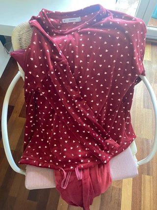 Pijama rojo con estampado de corazones
