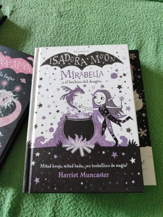 Lote 4 libros Isidora Moon