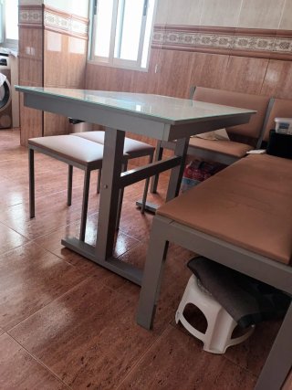 Mesa de cocina y comedor,  fija de cristal y metal