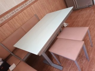 Mesa de cocina y comedor,  fija de cristal y metal