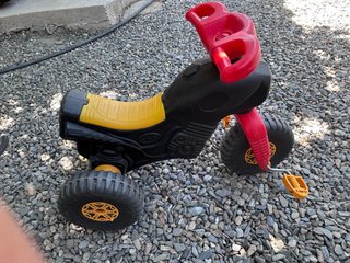 Triciclo infantil negro y amarillo