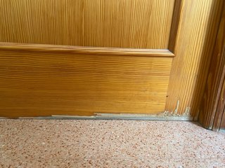 Puerta de madera con cristal y marcos
