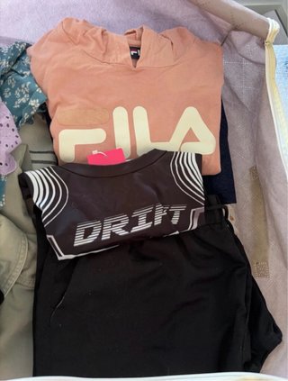 Consignazione di abbigliamento da donna e uomo