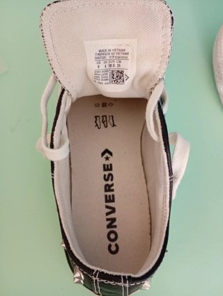 Converse negras con tachuelas