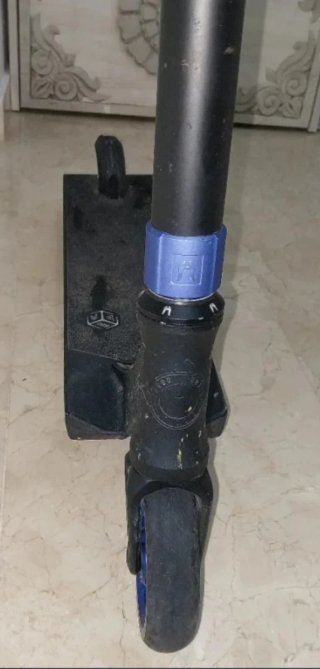 Patín Profesional Negro con Puños Azules