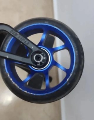 Patín Profesional Negro con Puños Azules