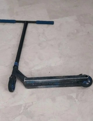 Patín Profesional Negro con Puños Azules