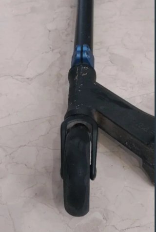 Patín Profesional Negro con Puños Azules