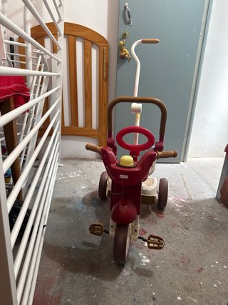 Triciclo infantil rojo y marrón