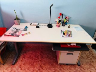 Mesa de escritorio blanca y gris
