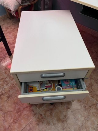 Mesa de escritorio blanca y gris