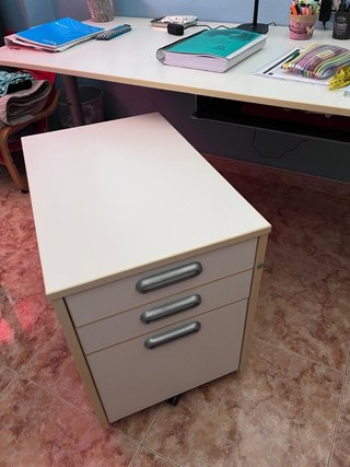 Mesa de escritorio blanca y gris