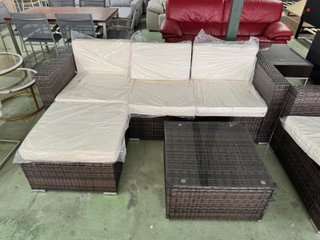 Sofá de terraza con mesa de centro