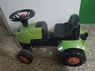 Tractor infantil a pedales verde