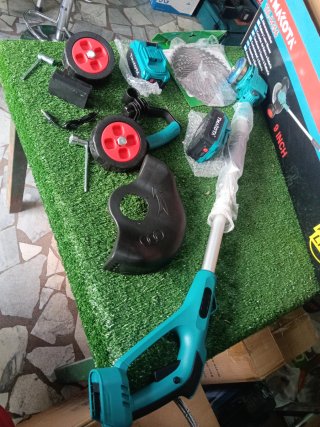Decespugliatore a doppia batteria 68V