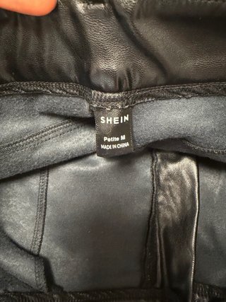Pantalón efecto piel negro