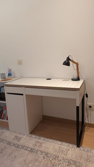 Escritorio blanco/gris con cajón y armario