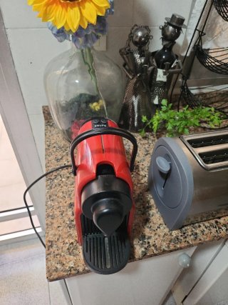 Cafetera Nespresso Krups roja  Como nueva