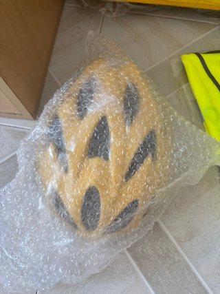 Mochila, casco y chaleco Glovo