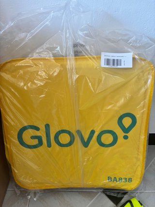 Mochila, casco y chaleco Glovo