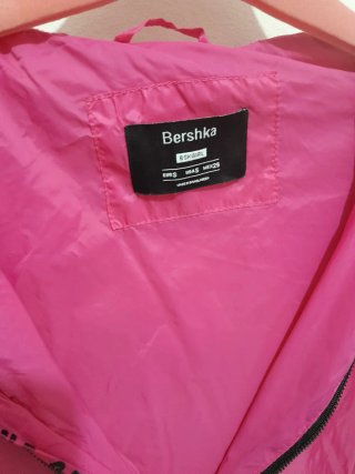 Cortavientos Bershka rosa