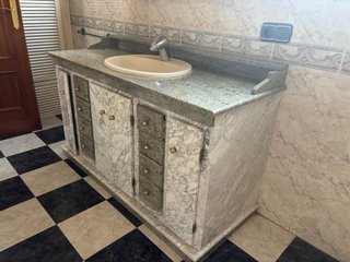 Mueble de baño mármol y granito.