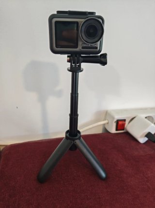 DJI Osmo Action 1 + 2 baterías extras con cargador