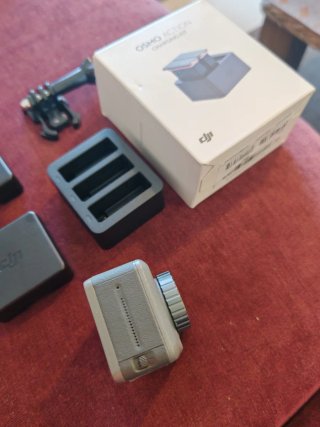 DJI Osmo Action 1 + 2 baterías extras con cargador