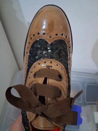 Zapatos de tacón marrones y dorados