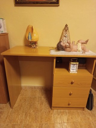 Armario de madera marrón