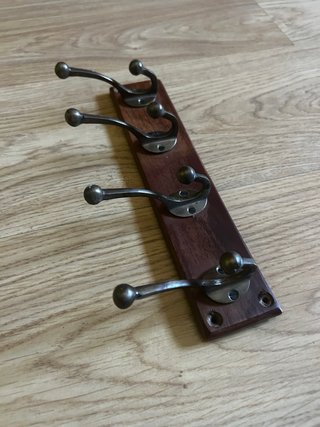 Perchero de madera con 4 ganchos dobles