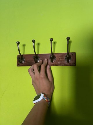 Perchero de madera con 4 ganchos dobles