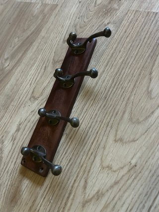 Perchero de madera con 4 ganchos dobles