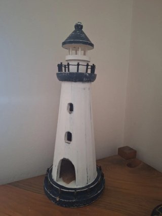 Faro decorativo de madera