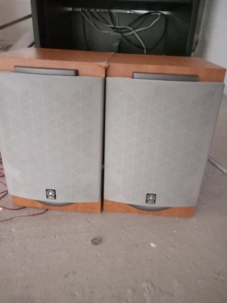 Mini cadena Yamaha CD con altavoces y mueble
