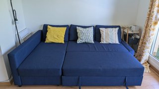 Sofá cama IKEA azul con almacenaje