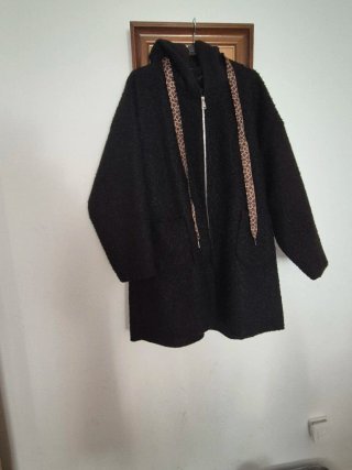 Chaqueta negra con capucha
