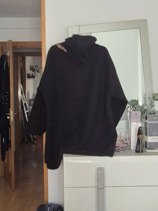 Chaqueta negra con capucha