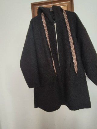 Chaqueta negra con capucha