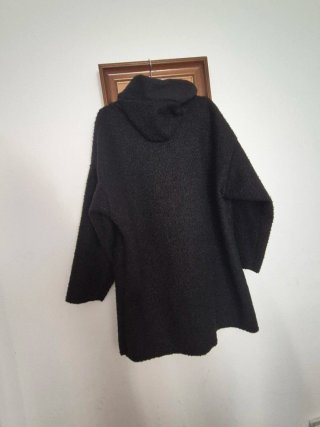 Chaqueta negra con capucha