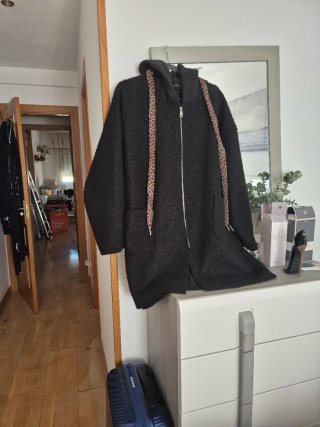 Chaqueta negra con capucha