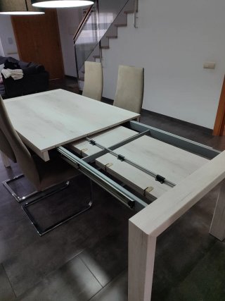 Mesa extensible y 4 sillas comedor