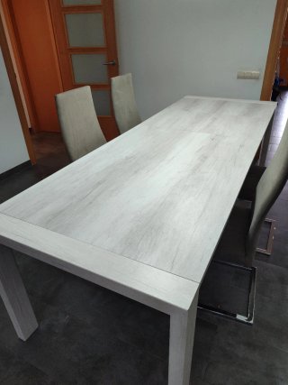 Mesa extensible y 4 sillas comedor