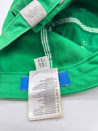 Cappello Adidas Originals verde con logo ricamato