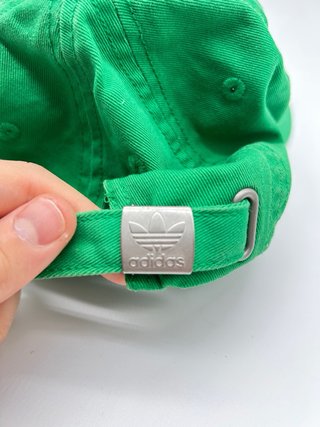 Cappello Adidas Originals verde con logo ricamato
