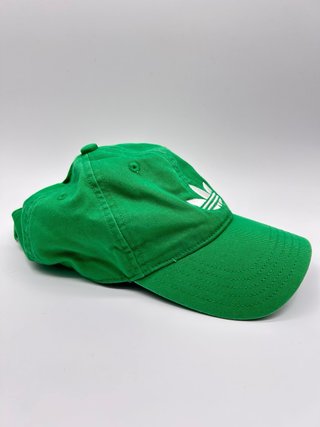 Cappello Adidas Originals verde con logo ricamato