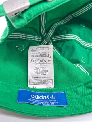 Cappello Adidas Originals verde con logo ricamato