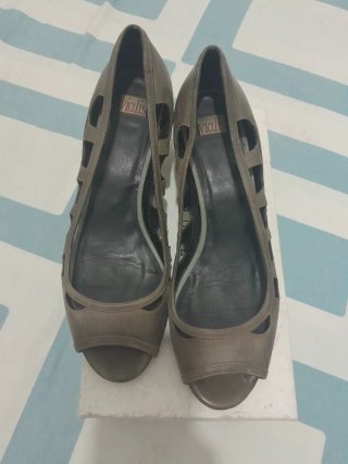 Zapatos salón Vialis marrones