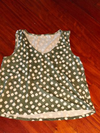 Camiseta tirantes Zara verde con margaritas talla